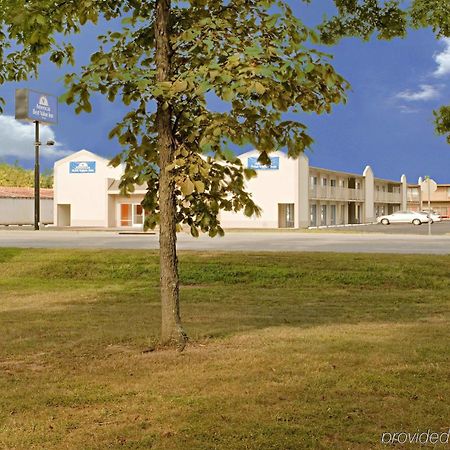 Econo Lodge Метрополіс Екстер'єр фото
