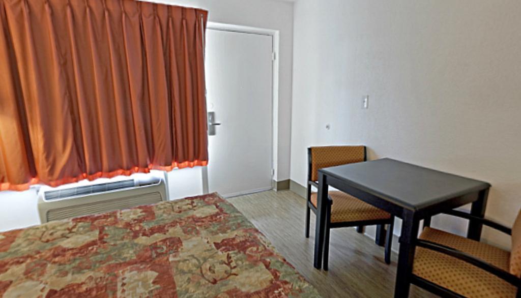 Econo Lodge Метрополіс Номер фото