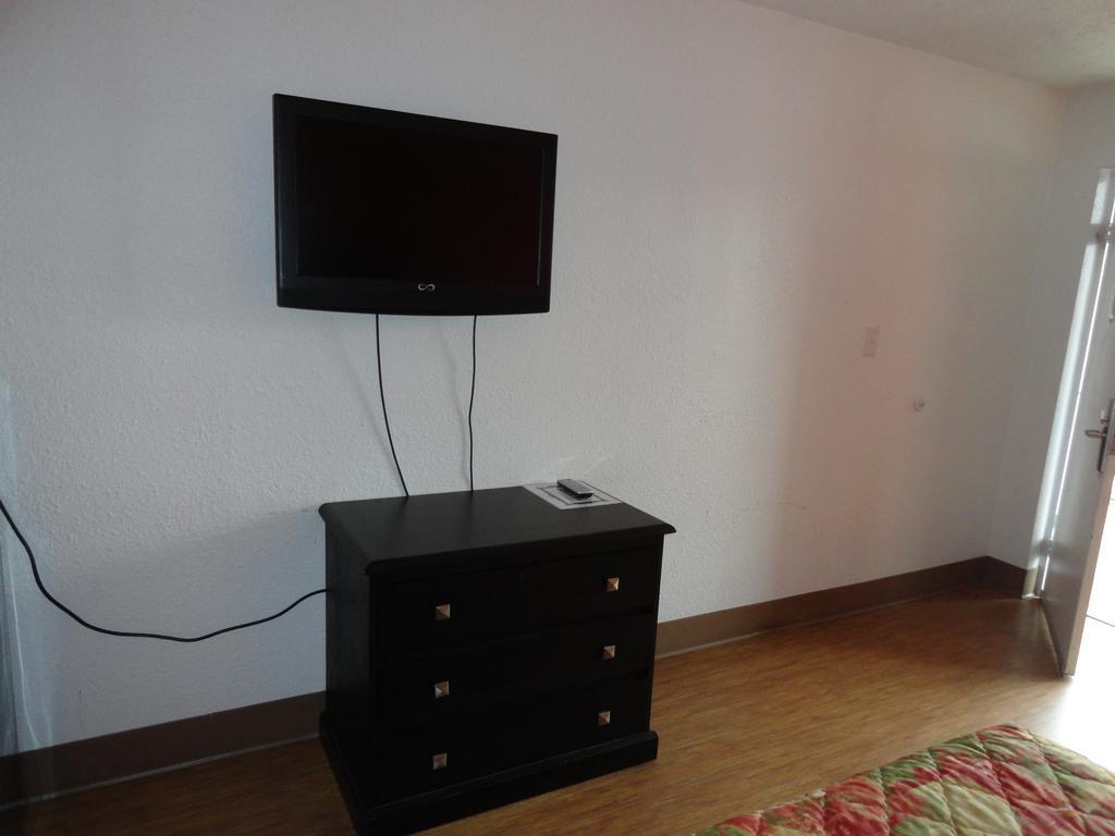 Econo Lodge Метрополіс Номер фото