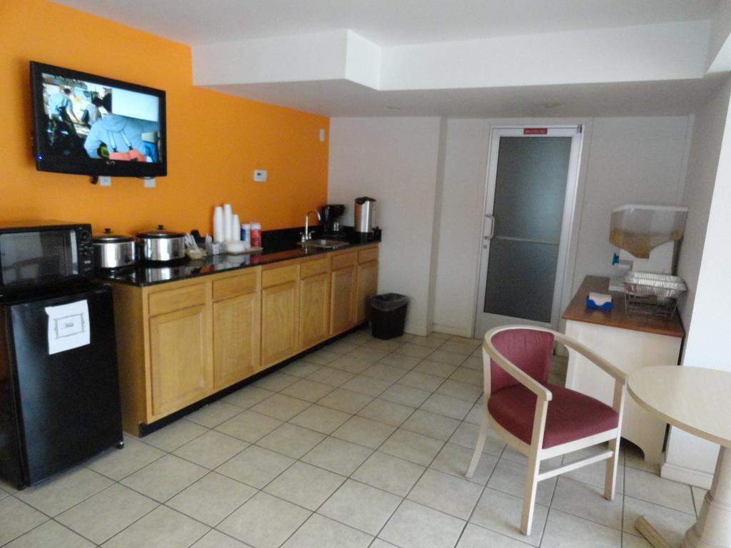 Econo Lodge Метрополіс Екстер'єр фото